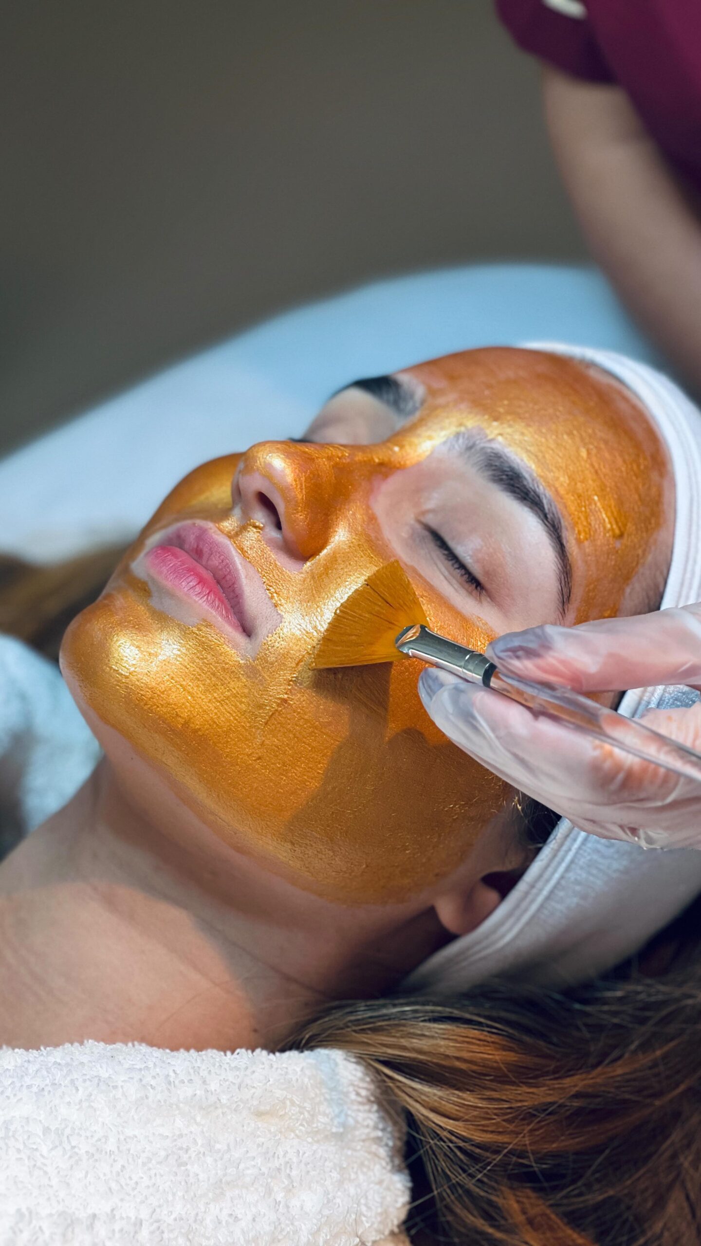 Máscara de Ouro: Como Iluminar e Revitalizar a Sua Pele